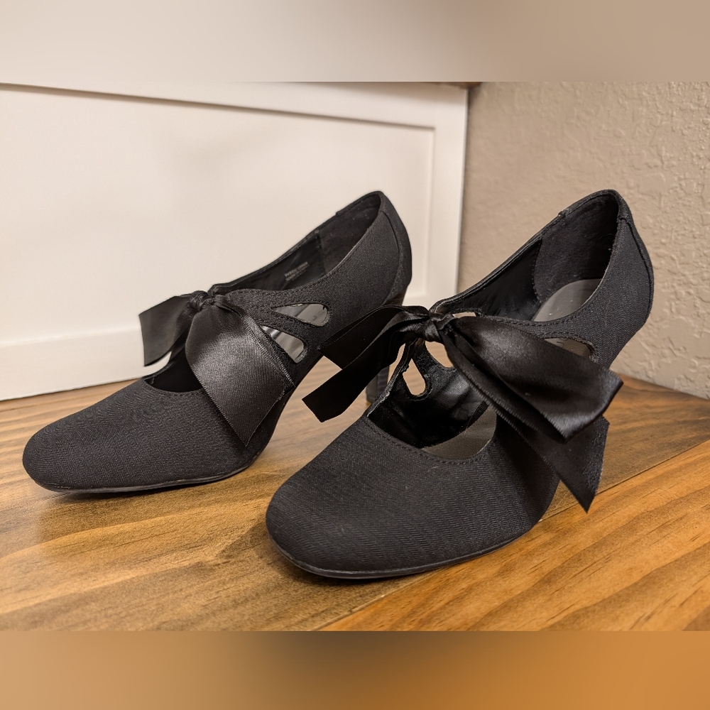 Ann Marino Black Cutout Bow Heels